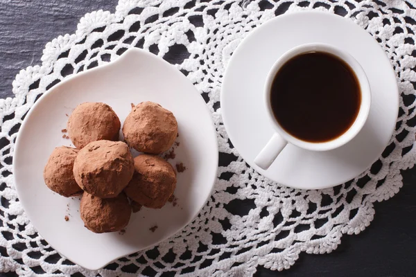 Tartufi di cioccolato e caffè primo piano sul tavolo. Orizzonte — Foto Stock