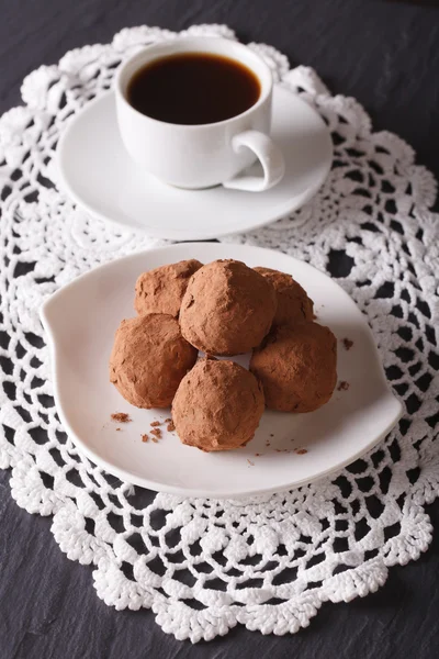Trufas de chocolate en un plato y café en la mesa. vertical —  Fotos de Stock