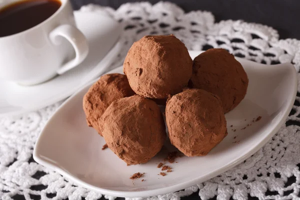 Choklad Tryffel närbild och kaffe på bordet. Horisontella — Stockfoto