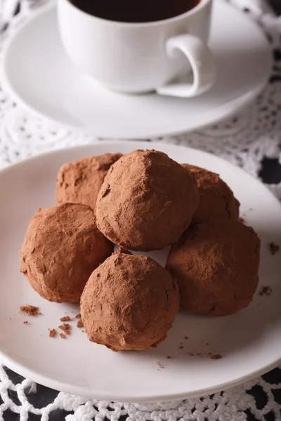 Trufas de chocolate de cerca y café sobre la mesa. vertical —  Fotos de Stock