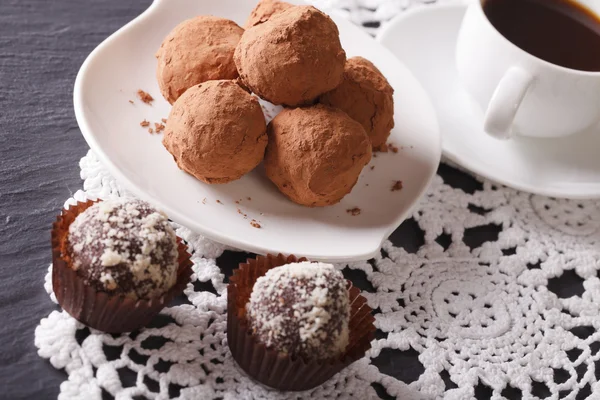 Comida gourmet: trufas de chocolate y café de cerca. Horizontal —  Fotos de Stock