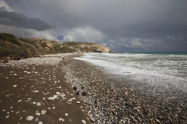 Cipro meridionale prima della tempesta. Spiaggia selvaggia pietrosa — Foto Stock
