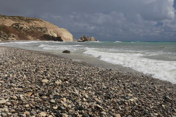 Bella costa mediterranea con ciottoli prima della tempesta — Foto Stock