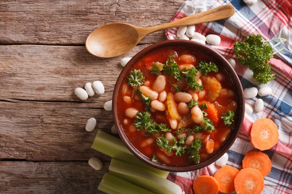 Sopa de feijão caseira, cenouras e aipo. vista horizontal superior — Fotografia de Stock