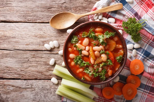 Sopa de frijol rústico con ingredientes. vista superior horizontal — Foto de Stock