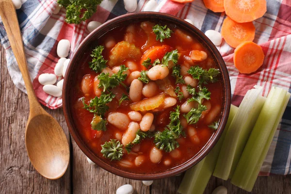 Zuppa di fagioli fatti in casa, carote e sedano primo piano. piano orizzontale — Foto Stock