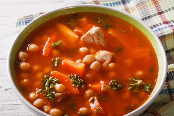 Grão de bico de sopa grosso com frango e legumes close-up — Fotografia de Stock