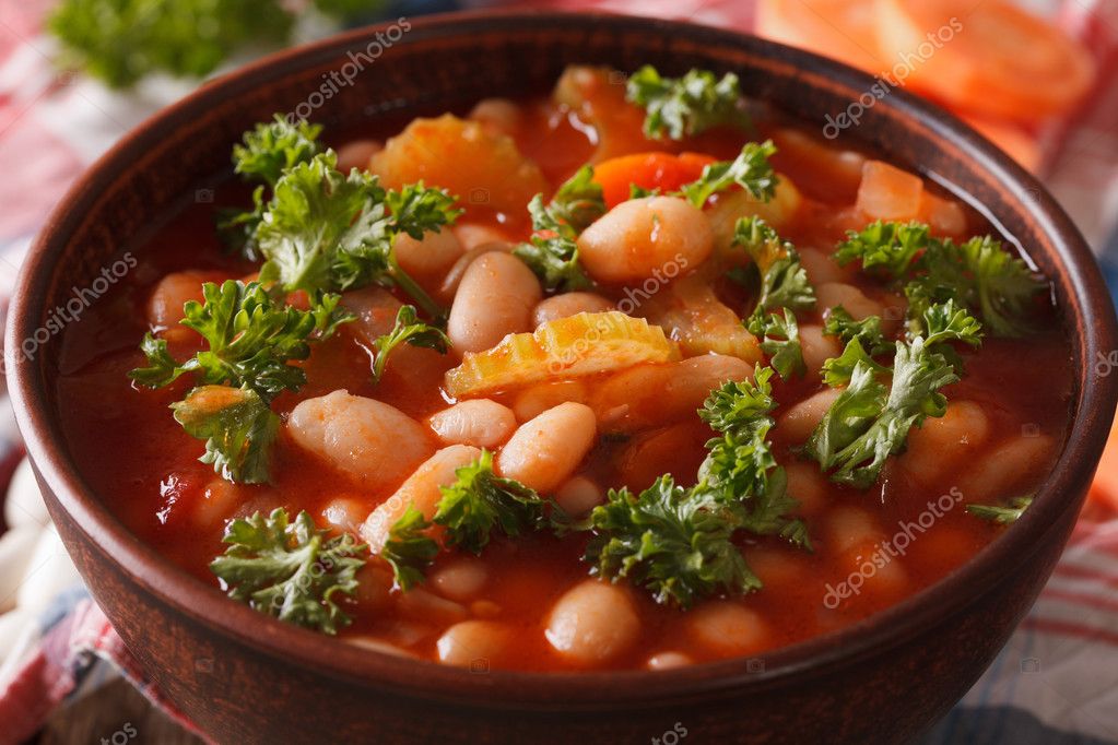 Gemüsesuppe mit Bohnen, Karotten und Sellerie. horizontal — Stockfoto ...