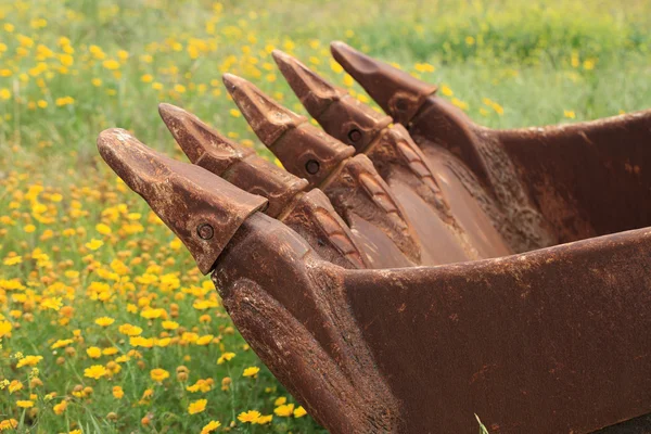 Rusty old excavator bucket close-up on the field. Horizontal — Stock Photo, Image