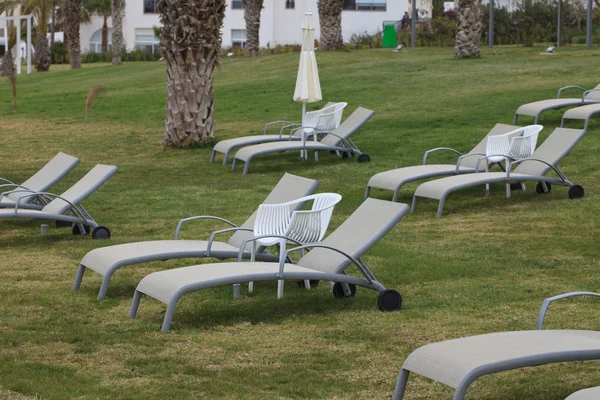 Chaises longues sur la pelouse gros plan. horizontal — Photo