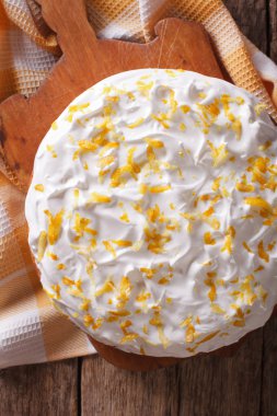 Tres zamparalar beyaz buzlanma closeup ile pasta. dikey üstten görünüm