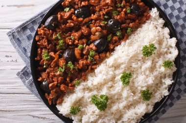 Küba Picadillo habanera pirinç yakın çekim ile a la. yatay üst
