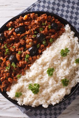 Küba Picadillo habanera pirinç yakın çekim ile a la. Dikey üst v