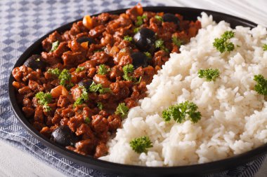 Küba yemeği: pirinç yakın çekim yan yemeği ile Picadillo. ufuk