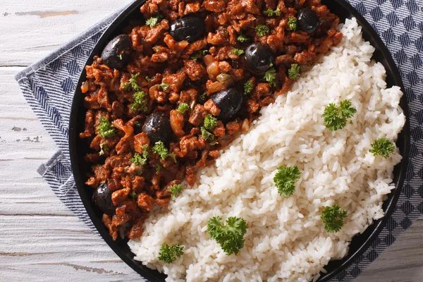 Cuban Picadillo a la habanera dengan nasi close-up. puncak horisontal — Stok Foto