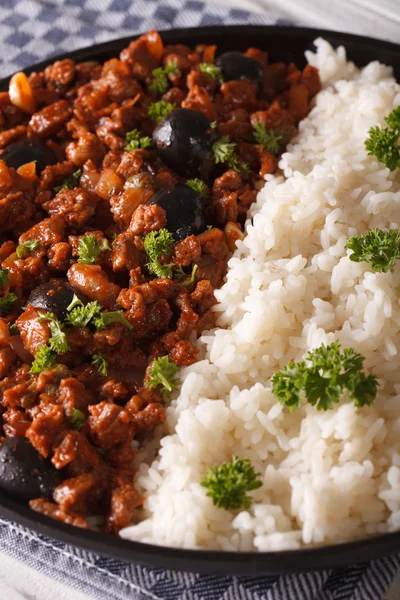 Латинская кухня: Picadillo a la habanera с рисом, verti — стоковое фото