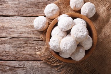 Kurabiye polvoron ahşap bir kase. Yatay Üstten Görünüm