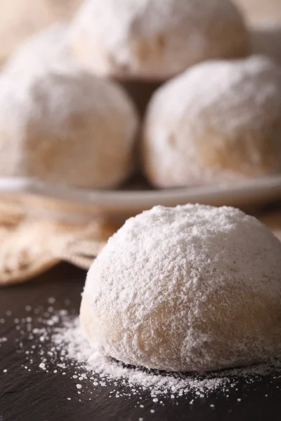 Biscotti di nozze messicani sul tavolo primo piano. verticale — Foto Stock