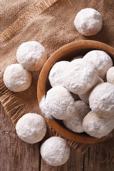 Polvoron di pasta frolla vicino in una ciotola di legno. vista verticale dall'alto — Foto Stock