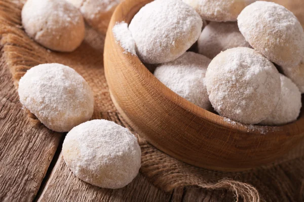 Biscotti di pasta frolla con noci macro in una ciotola. orizzontale — Foto Stock