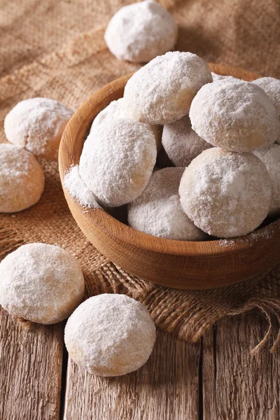 Biscotti frollini da vicino in una ciotola di legno. verticale, rustico — Foto Stock