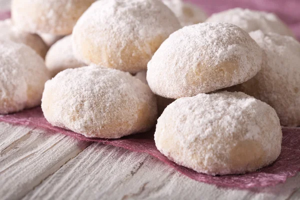 Shortbread mit Puderzucker in Großaufnahme auf einem Tisch. horizontal — Stockfoto