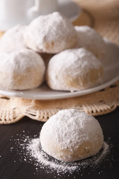 Ciasteczka tradycyjne meksykańskie polvoron makro na stole. Vertica — Zdjęcie stockowe