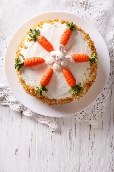 Gâteau décoré avec lapin et carotte. vue de dessus verticale — Photo