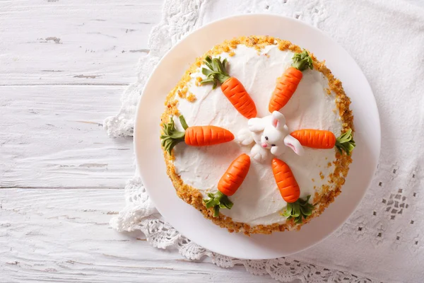 Kuchen mit Hasen und Karotten dekoriert. horizontale Ansicht von oben — Stockfoto