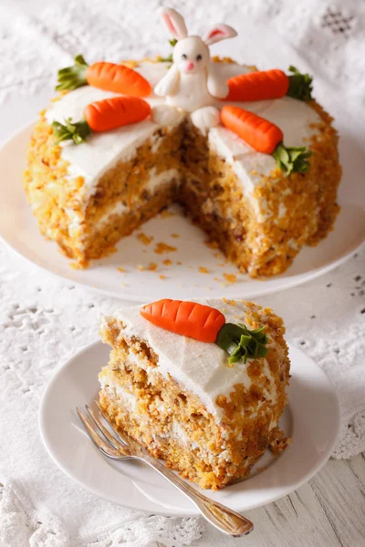 Торт, украшенный кроликом, морковью и слизью — стоковое фото