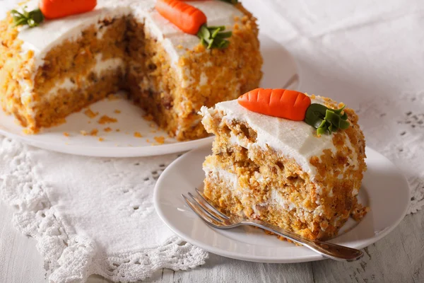 Zelfgemaakte desserts: gesneden wortel taart close-up. horizontale — Stockfoto