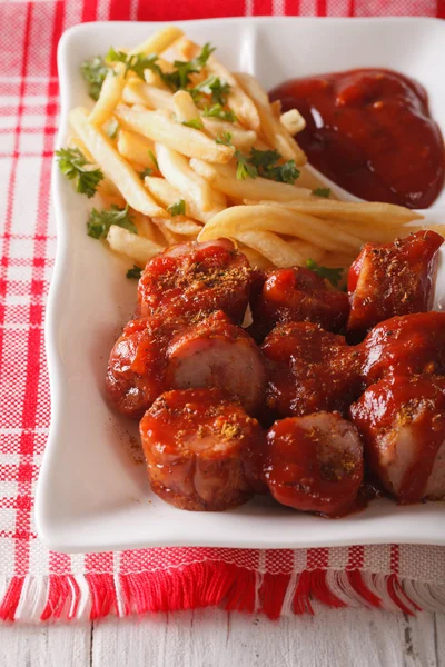 Currywurst klobása s hranolky close-up. vertikální — Stock fotografie