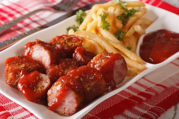 Cozinha alemã: currywurst com batatas fritas close-up. Horizonta — Fotografia de Stock