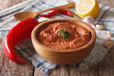 Meze Muhammara ve malzemeler yakın çekim. Yatay