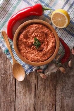 Kırmızı Muhammara ve malzemeler. Dikey Üstten Görünüm