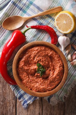 Kırmızı Muhammara ve malzemeler yakın çekim. Dikey Üstten Görünüm
