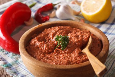 Muhammara geleneksel Arap meze yakın çekim. Yatay
