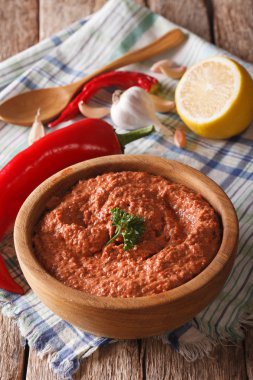 Kırmızı Muhammara ve malzemeler yakın çekim. dikey