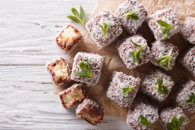 Hindistan cevizi ile Avustralya Lamington pasta. Yatay Üstten Görünüm