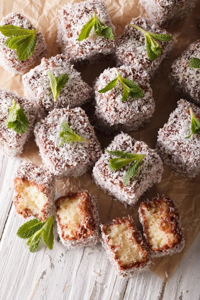 Lamington kaka med kokos närbild på bordet. Vertikal — Stockfoto