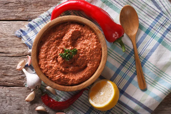 Muhammara vermelho e ingredientes close-up. vista horizontal superior — Fotografia de Stock