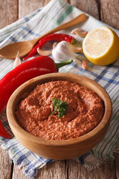 Muhammara vermelho e ingredientes close-up. vertical — Fotografia de Stock