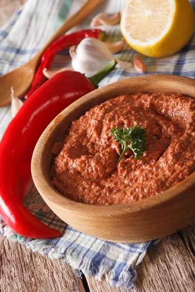 木碗特写的红色 Muhammara 小吃。垂直 — 图库照片