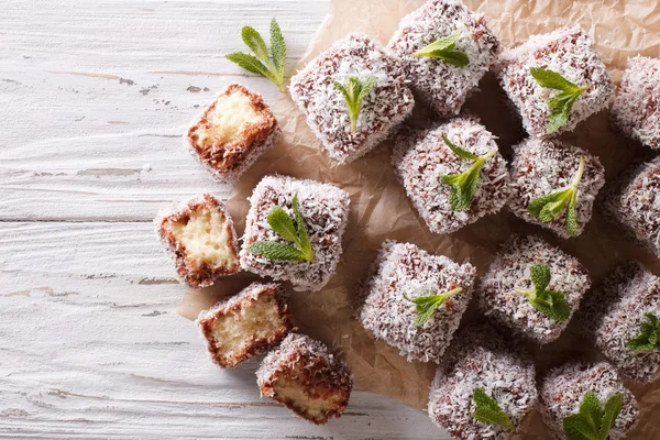 Australijski Lamington ciasto z kokosem. Poziomy widok z góry — Zdjęcie stockowe