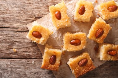 badem Revani kağıt üzerinde pasta. Yatay Üstten Görünüm
