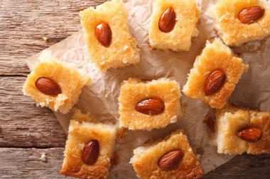 Kağıt badem Revani yakın çekim ile pasta. Yatay üst vie
