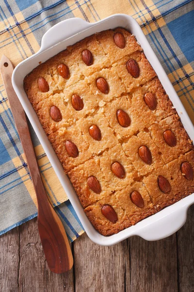 Süße Torte namoora aus nächster Nähe in Auflaufform. vertikale Ansicht von oben — Stockfoto