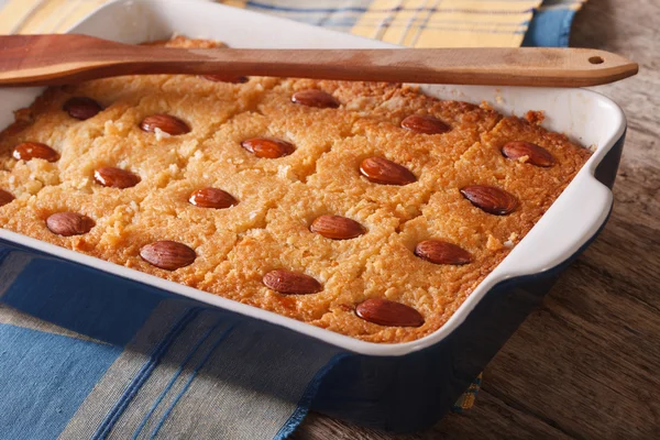 Namoora aux amandes se referment dans un plat allant au four. Horizontal — Photo