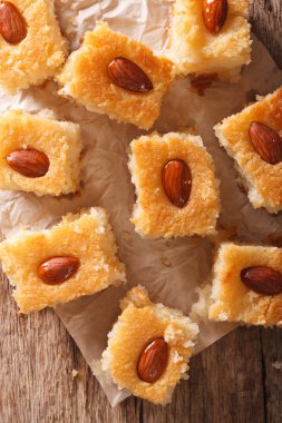 Kağıt badem revani yakın çekim ile pasta. dikey üstten görünüm