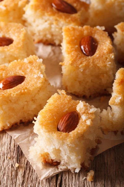 Dulces orientales: basbousa con almendras de cerca. Vertical — Foto de Stock